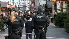 La police allemande patrouille sur le marché de Noël d'Oberhausen ce 23 décembre. 