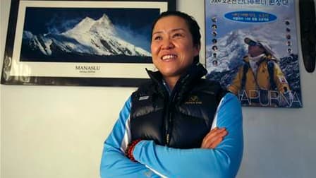 L'alpiniste sud-coréenne Oh Eun-sun se présente comme la première femme au monde à avoir vaincu la totalité des 14 sommets au monde de plus de 8.000 mètres, après avoir atteint mardi celui de l'Annapurna. /Photo prise le 9 mars 2010/REUTERS/Gopal Chitraka