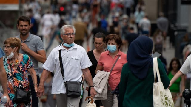 Des passants dans les rues de Nantes (Loire-Atlantique), le 17 juin 2021