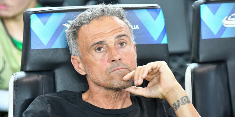 L'entraîneur du PSG Luis Enrique sur le banc lors de la Supercoupe d'Europe, 13 août 2025