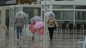 Des vacanciers sous la pluie de Dunkerque, 31 juillet 2023 