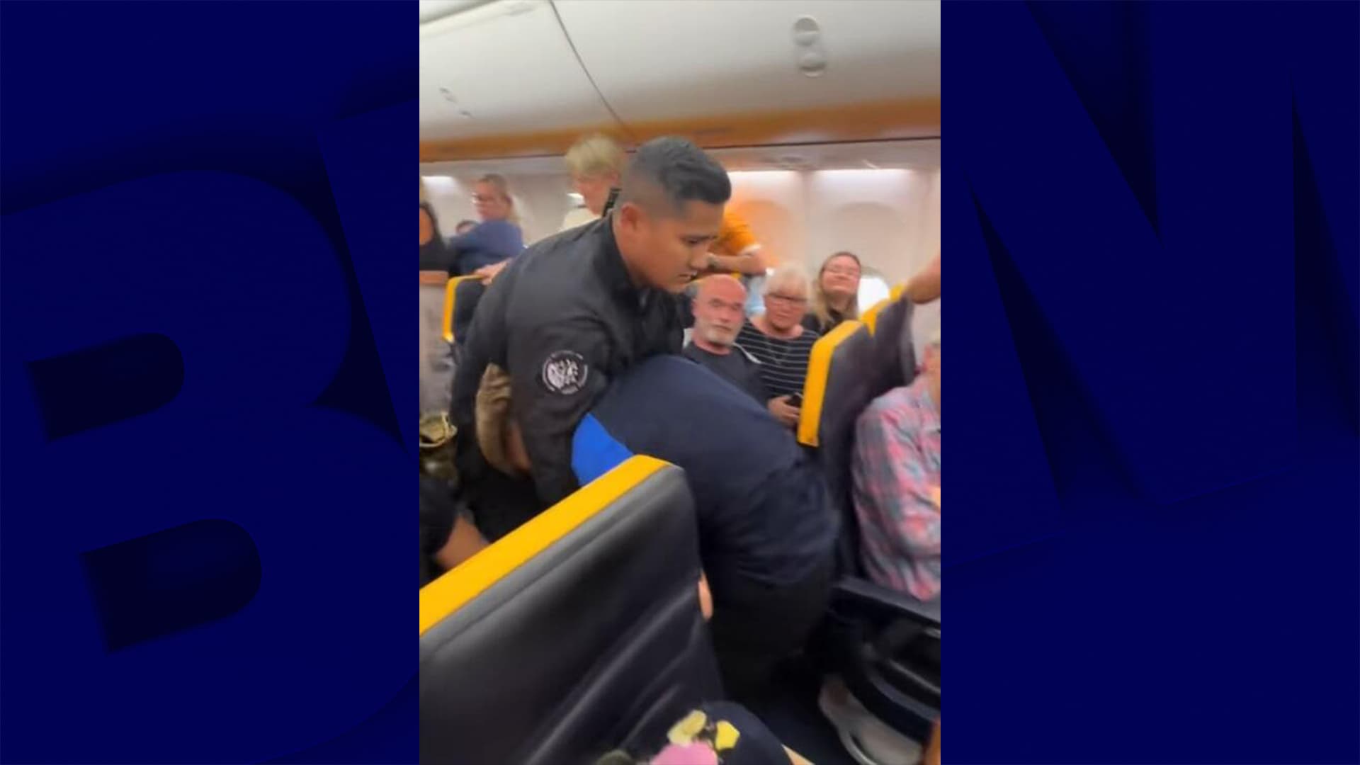"ILS POUVAIENT À PEINE SE TENIR DEBOUT": SIX BRITANNIQUES IVRES ET VIOLENTS ONT ÉTÉ EXPULSÉS EN FRANCE D'UN VOL RYANAIR QUI A DU ÊTRE DÉTOURNÉ À L'AÉROPORT DE TOULOUSE