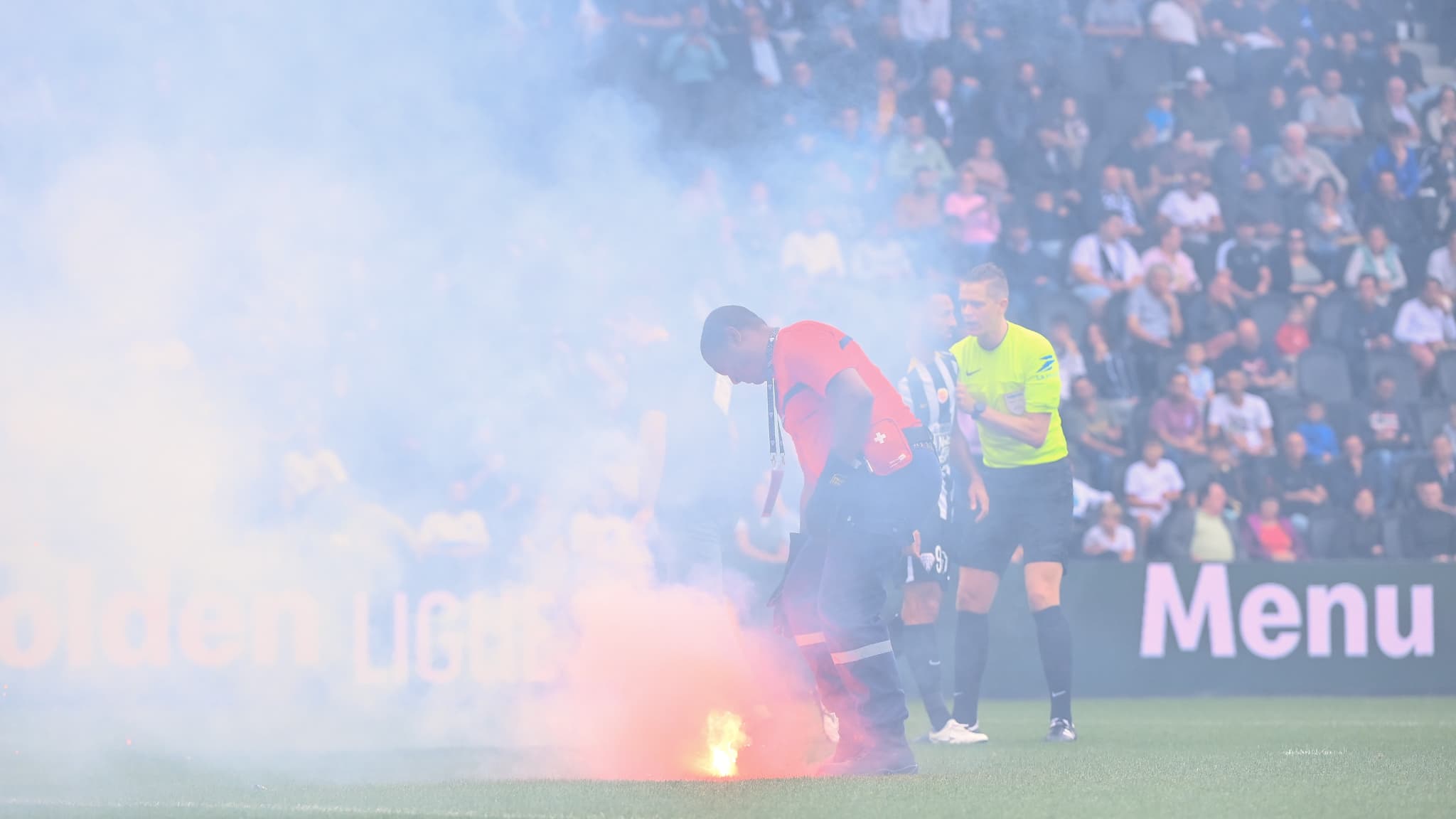 Des fumigènes jetées sur la pelouse du stade Raymond-Kopa, le 31 août 2025. 