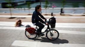 Un lyonnais sur son Vélo'V.