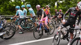 Les coureurs du Giro pendant la neutralisation de la 6e étape, le 15 mai 2025