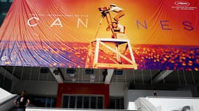 L'affiche du 72e festival de Cannes en train d'être installée sur le Palais des festival, le 12 mai 2019.