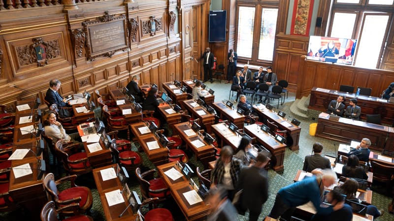 Rachida Dati et son groupe quittent le dernier Conseil de Paris d'Anne Hidalgo, la maire dénonce une "politique de la chaise vide"