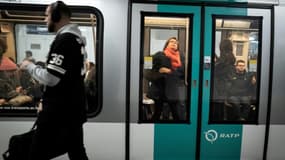 Des usagers de la ligne 9 du métro parisien (photo d'illustration).