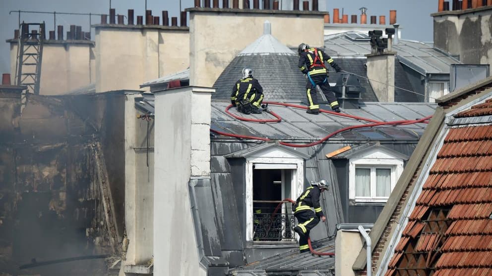 Intervention des pompiers, sur l'immeuble fragilisé, après l'explosion