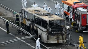 La carcasse du car, le 23 novembre. 
