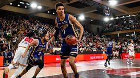 Victor Wembanyama facile à l'entre-deux dace à Graveline-Dunkerque, le 30 avril.