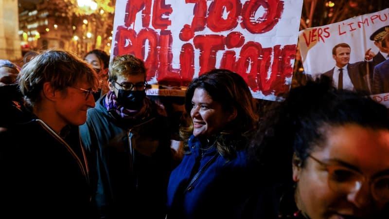 La conseillère de Paris et militante féministe Alice Coffin aux côtés de l'avocate Raquel Garrido au cours d'une manifestation contre les violences faites aux femmes le 25 novembre 2021.