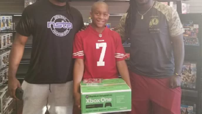 Jaden Watts s'est vu acheter une Xbox par deux footballeurs américains.