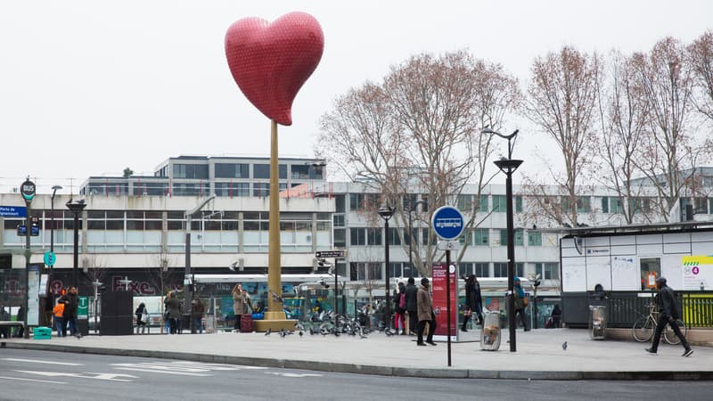 "Le coeur de Paris", une oeuvre de Joana Vasconcélos installée porte de Clignancourt.