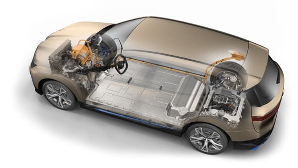 La BMW iX permet une charge rapide CC jusqu'à 200 kW. De cette manière, la batterie peut être chargée de 10 à 80% de sa pleine capacité en moins de 40 minutes.