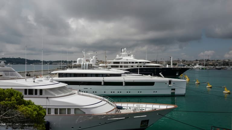 Les yachts amarrés au "quai des milliardaires" à Antibes, sur la Côte d'Azur, le 3 juillet 2020