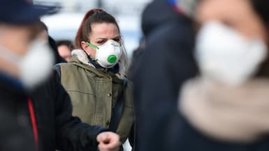 Italiens portant des masques de protection contre le Covid-19, le 23 février 2020 à Casalpusterlengo.