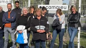 Des salariés de Camaïeu, en redressement judiciaire, manifestent devant le siège à Roubaix.