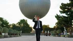 Le nageur Léon Marchand emportant la flamme olympique du jardin des Tuileries vers le Stade de France
