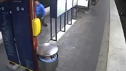 Le voleur du métro de Stockholm, filmé par les caméras de surveillance, le jour de son vol.