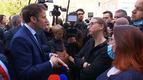 Emmanuel Macron est interpellé par des habitants à Denain le 11 avril 2022
