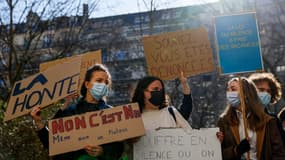 Des dizaines de personnes ont manifesté ce lundi 1er mars, devant les locaux du Cours Florent à Paris pour dénoncer le "silence" de la prestigieuse école privée de théâtre face à des abus présumés de certains de ses professeurs, ce que conteste l'institution.