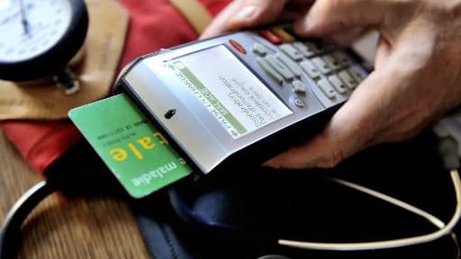 Un médecin fait une télétransmission par carte vitale, en septembre 2013 dans le nord de la France