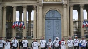 Des manifestants devant le Palais de justice de Paris