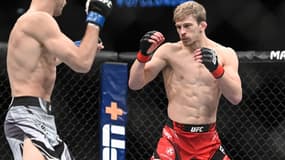 Arnold Allen (de face) lors de son combat contre Dan Hooker en mars 2022