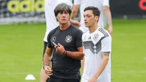 Joachim Low et Mesut Ozil, le 24 mai 2018