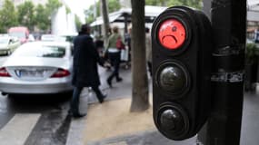 Un feu rouge, à Paris (photo d'illustration)