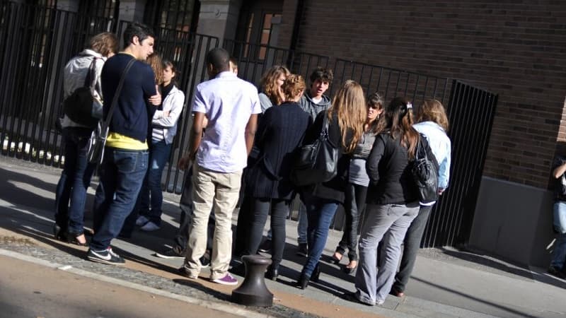 Des lycéens devant un établissement scolaire parisien (Photo d'illustration).