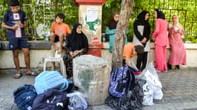 Des personnes déplacées du Sud-Liban par le conflit attendent devant un centre d'accueil temporaire dans la ville de Tripoli, au nord du pays, le 25 septembre 2024.