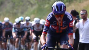 Romain Bardet à l'attaque lors de la deuxième étape du Critérium du Dauphiné, le 9 juin 2025