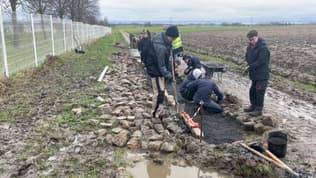 Des pavés en travaux sur le secteur de Mons-en-Pévèle pour Paris-Roubaix en mars 2024