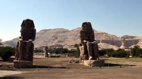 Les colosses de Memnon, auprès desquelles une collection de 27 statues ont été retrouvées, le 31 mars 2016 près de Louxor. 