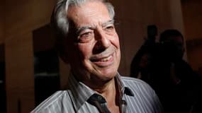 Le prix Nobel de littérature 2010 a été décerné au romancier et essayiste Mario Vargas Llosa, ancien candidat à la présidence du Pérou et chroniqueur des luttes humaines face aux pouvoirs autoritaires d'Amérique latine. /Photo prise le 7 octobre 2010/REUT