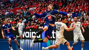 Ludovic Fabregas lors de France-Portugal au Mondial de handball, le 2 février 2025.