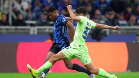 Gerard Martin au duel avec Denzel Dumfries lors de la demi-finale retour de la Ligue des champions entre l’Inter Milan et Barcelone (4-3, a.p.), le 6 mai 2025