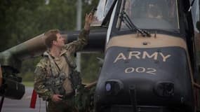 Photo fournie le 18 avril 2015 par le ministère australien de la Défense du prince Harry qui s'apprête à survoler le bush en hélicoptère, à Darwin
