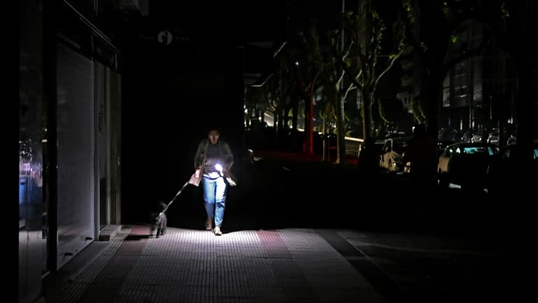 CINQ MOIS APRÈS LA MÉGA-PANNE ÉLECTRIQUE EN ESPAGNE ET AU PORTUGAL, UN RAPPORT RÉVÈLE QU'IL S'AGIT DE "LA PREMIÈRE" LIÉE À UNE SURTENSION EN EUROPE