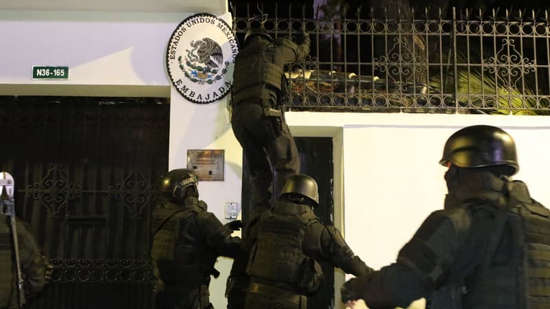 Des membres de la police équatorienne entrent dans l'ambassade du Mexique à Quito, le 5 avril 2024. 