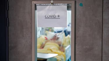Un patient infecté par le Covid-19 au service de réanimation de l'hôpital Antoine Beclere AP-HP à Clamart, en région parisienne, le 23 décembre 2021.