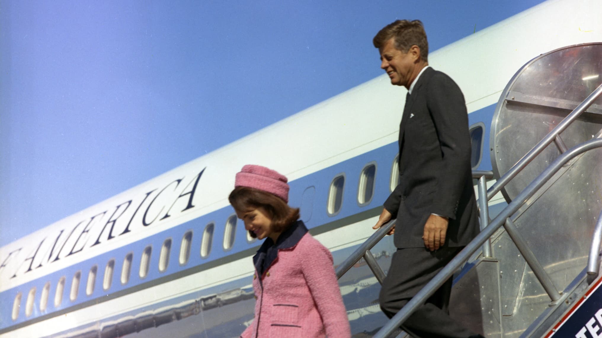 John F. Kennedy et son épouse Jacqueline Kennedy descendent de leur avion à Dallas le 22 novembre 1963, quelques heures avant l'assassinat du président américain.