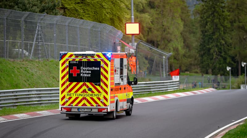Une ambulance sur la piste du Nuerburgring le 18 avril 2026 2272491