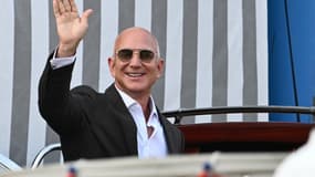 Le fondateur d'Amazon, Jeff Bezos, fait signe de la main alors qu'il monte à bord d'un bateau-taxi à l'hôtel Aman à Venise le 26 juin 2026.