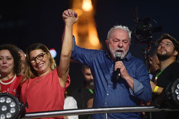 Lula et sa femme, le 30 octobre 2022 après la victoire du candidat de gauche à l'élection présidentielle brésilienne