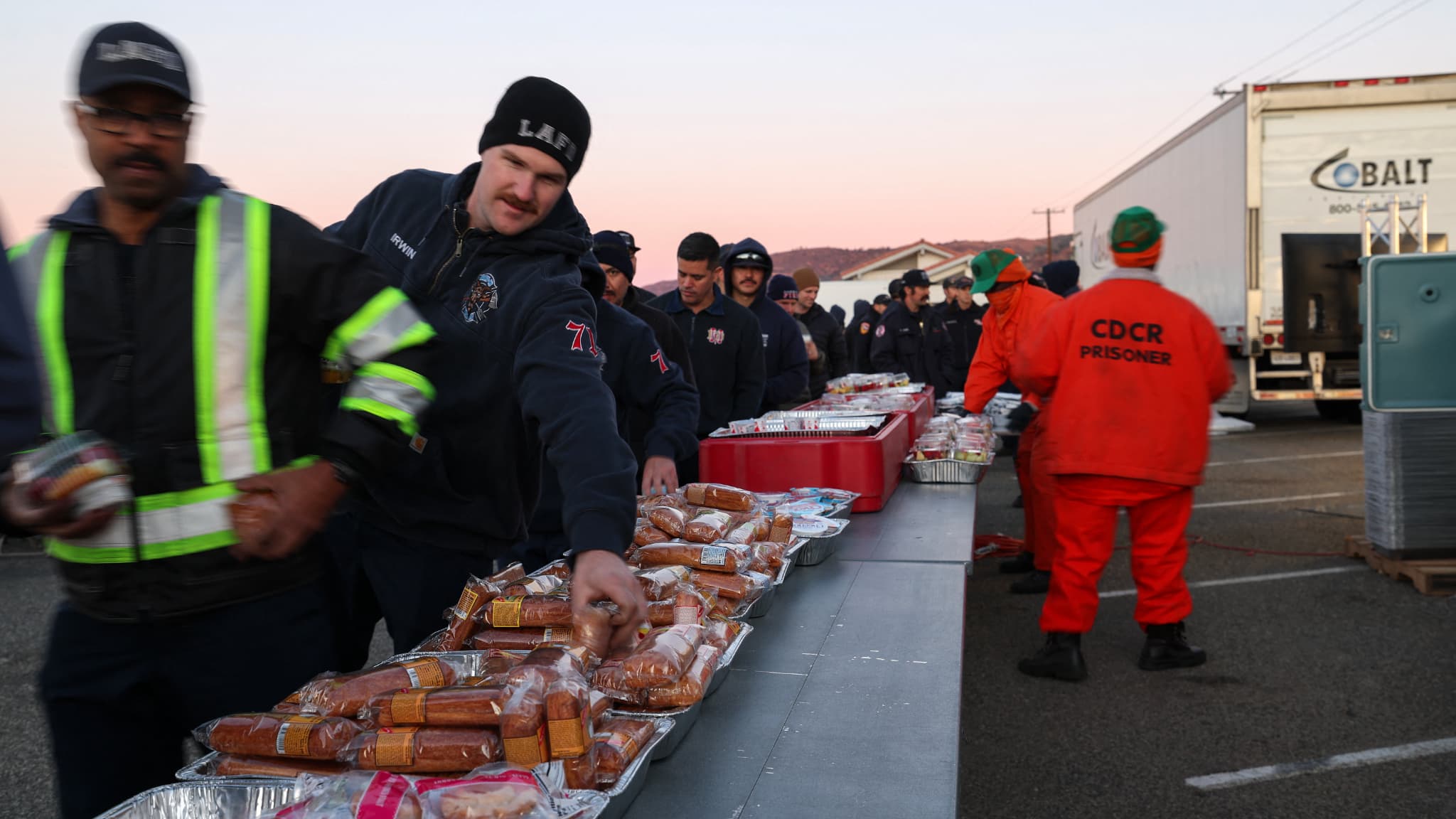 Une distribution de nourriture sur la plage de Malibu le 13 janvier 2025