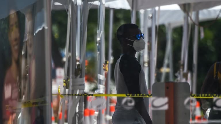 Un homme attend de se faire tester à Miami Beach, Floride, le 24 juin 2020.
