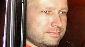 Anders Behring Breivik, qui a reconnu l'attentat à la bombe d'Oslo et la tuerie de l'île d'Utoya, a déclaré lundi à un juge norvégien avoir agi pour sauver l'Europe d'une invasion par les musulmans et dit que son organisation comportait "deux autres cellu